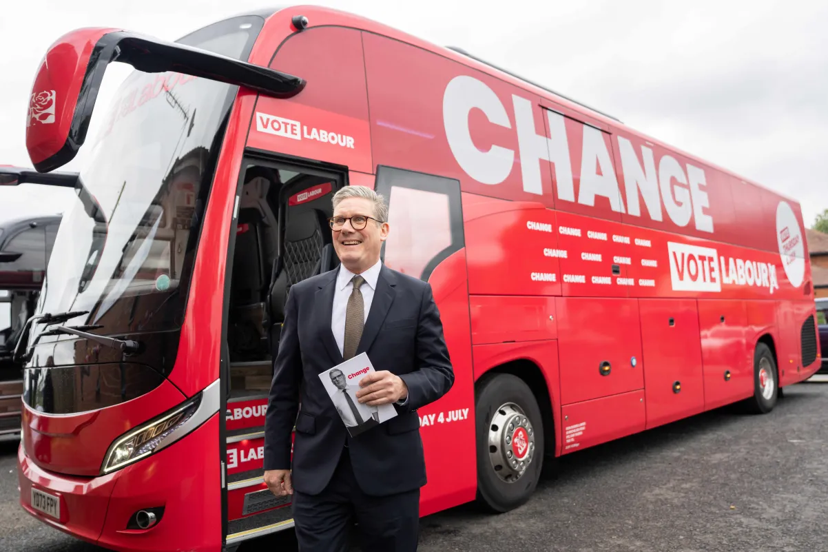 Keir Starmer in front of a Labour Party campaign bus